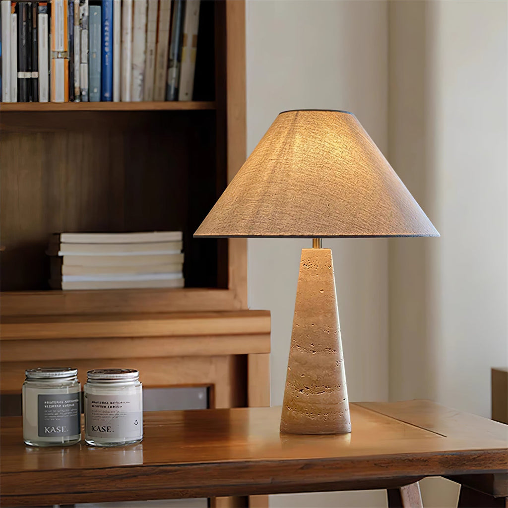 Travertinlampe med hvid skærm til natborde