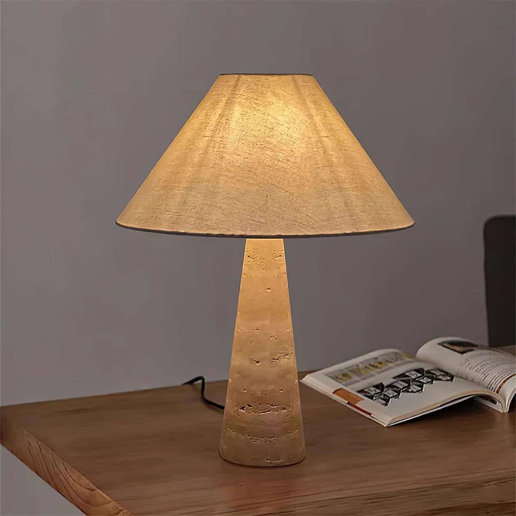 Travertinlampe med hvid skærm til natborde