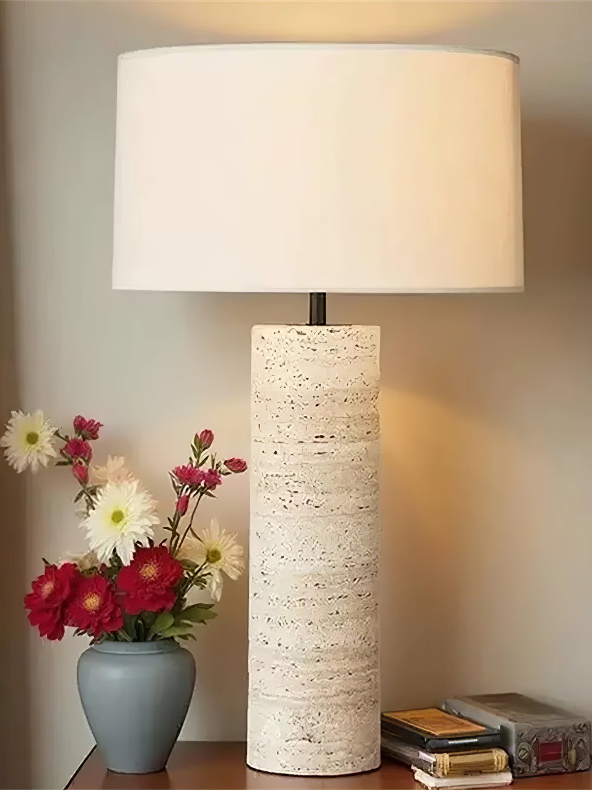 Travertinlampe med hvid skærm til natborde