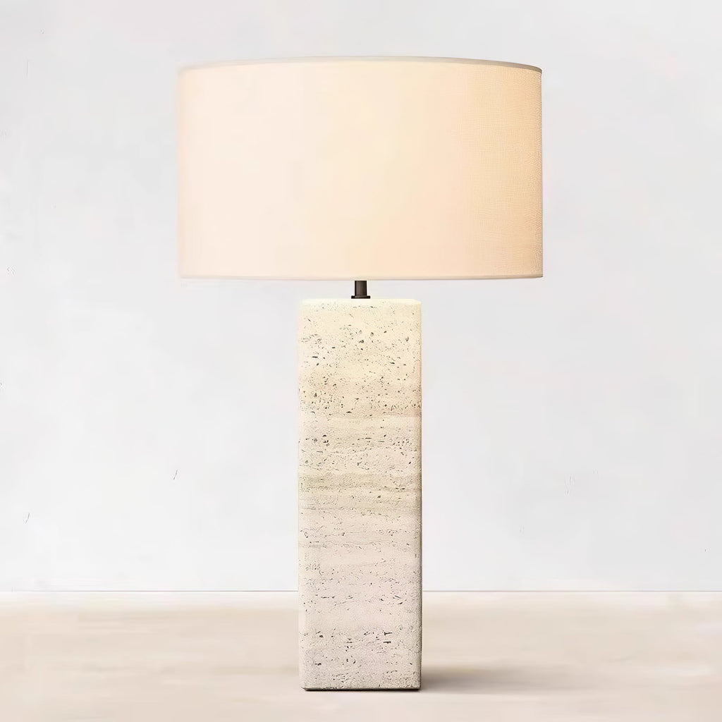Travertinlampe med hvid skærm til natborde