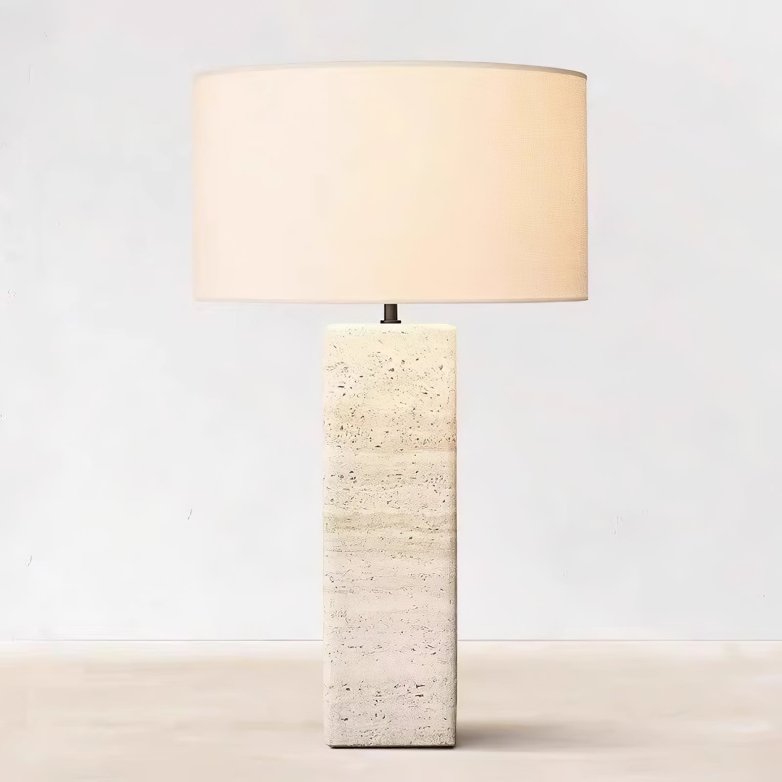 Travertinlampe med hvid skærm til natborde