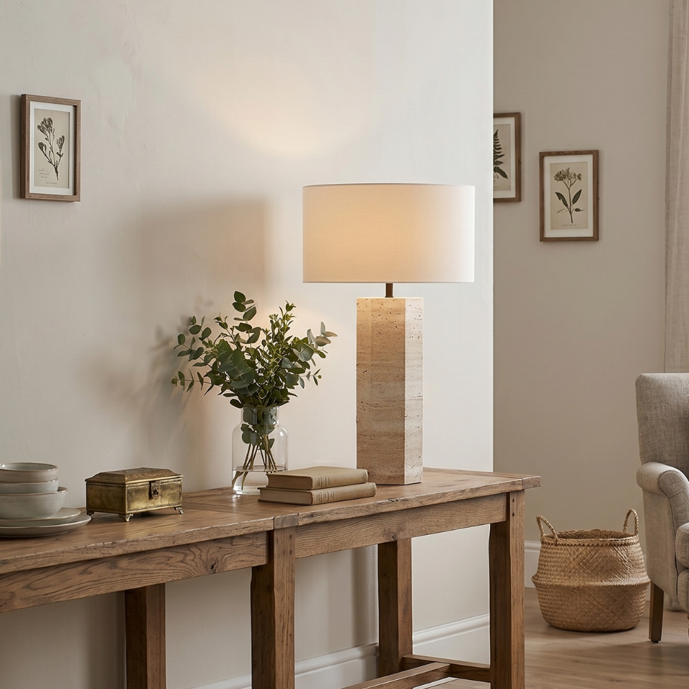Travertinlampe med hvid skærm til natborde