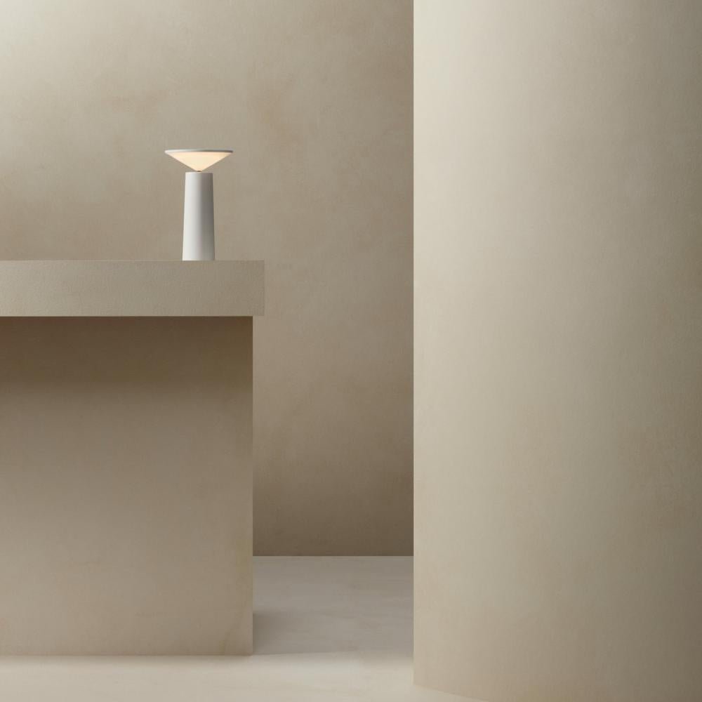 Aurora Libra dimbar bordlampe - avsmalnende kjegle, vinklet frontpanel