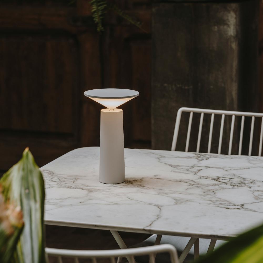 Aurora Libra dimbar bordlampe - avsmalnende kjegle, vinklet frontpanel
