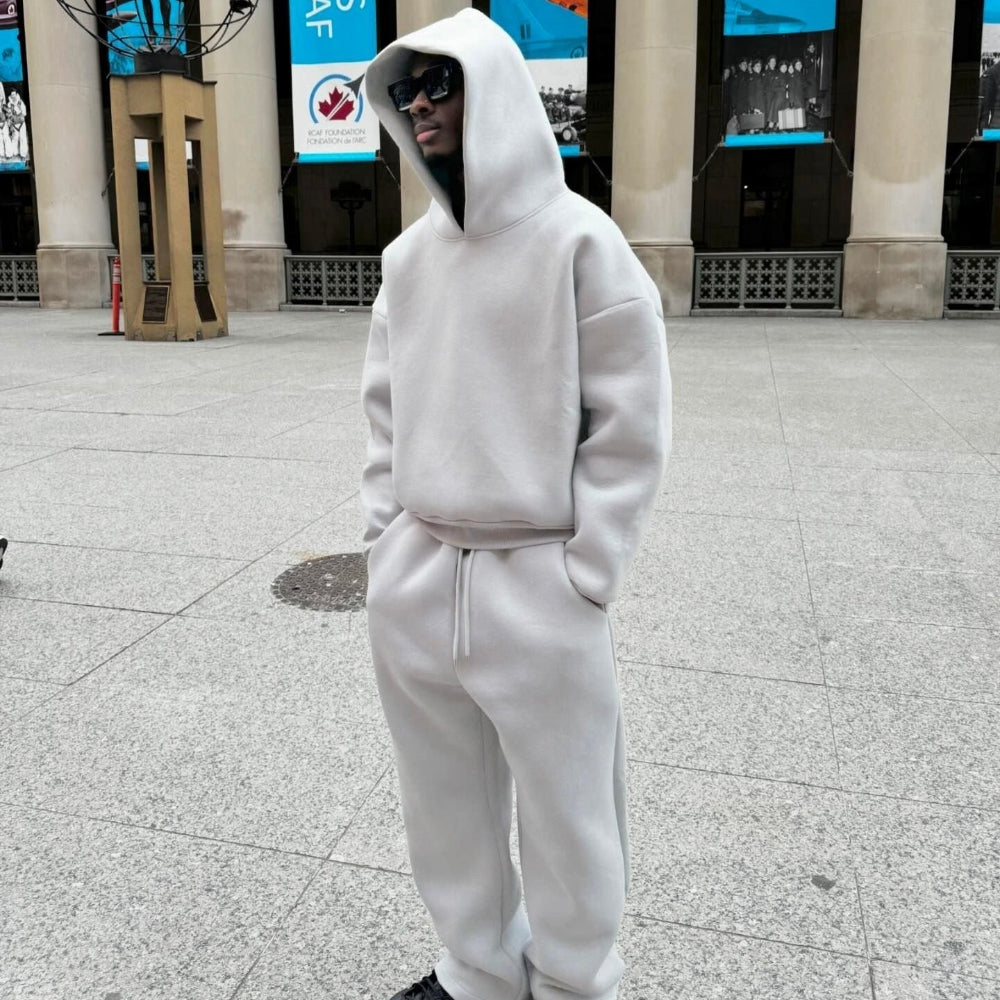 Oversize férfi bebújós kapucnis pulóver és jogger nadrág összeillő otthoni szettben