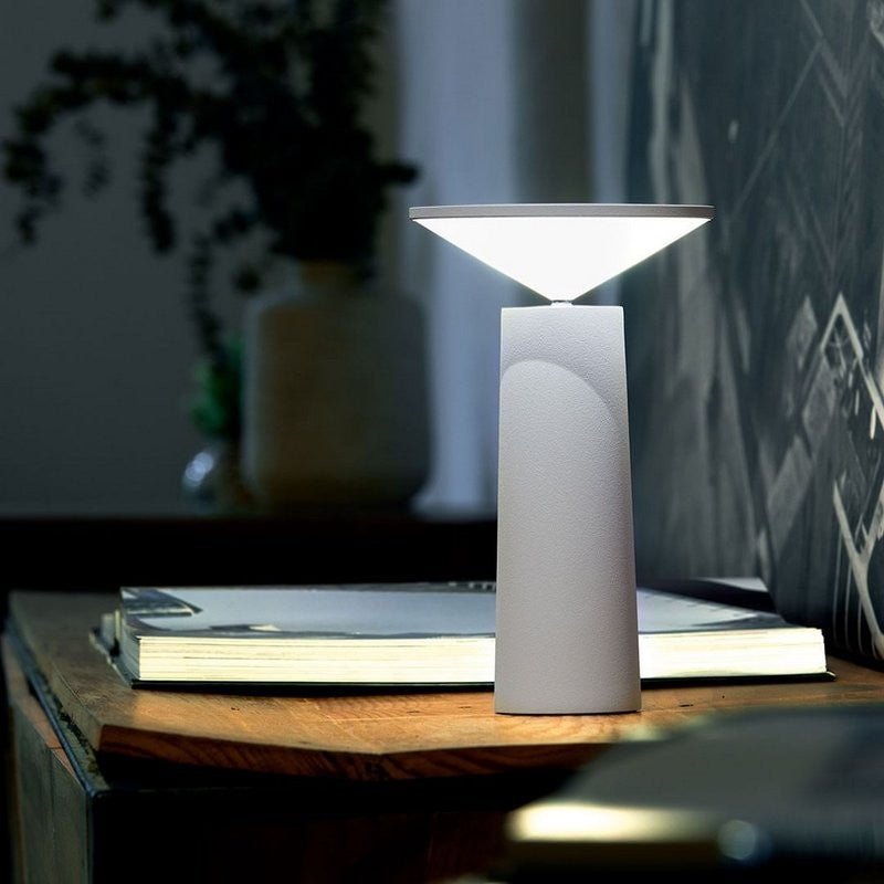 Aurora Libra dimbar bordlampe - avsmalnende kjegle, vinklet frontpanel
