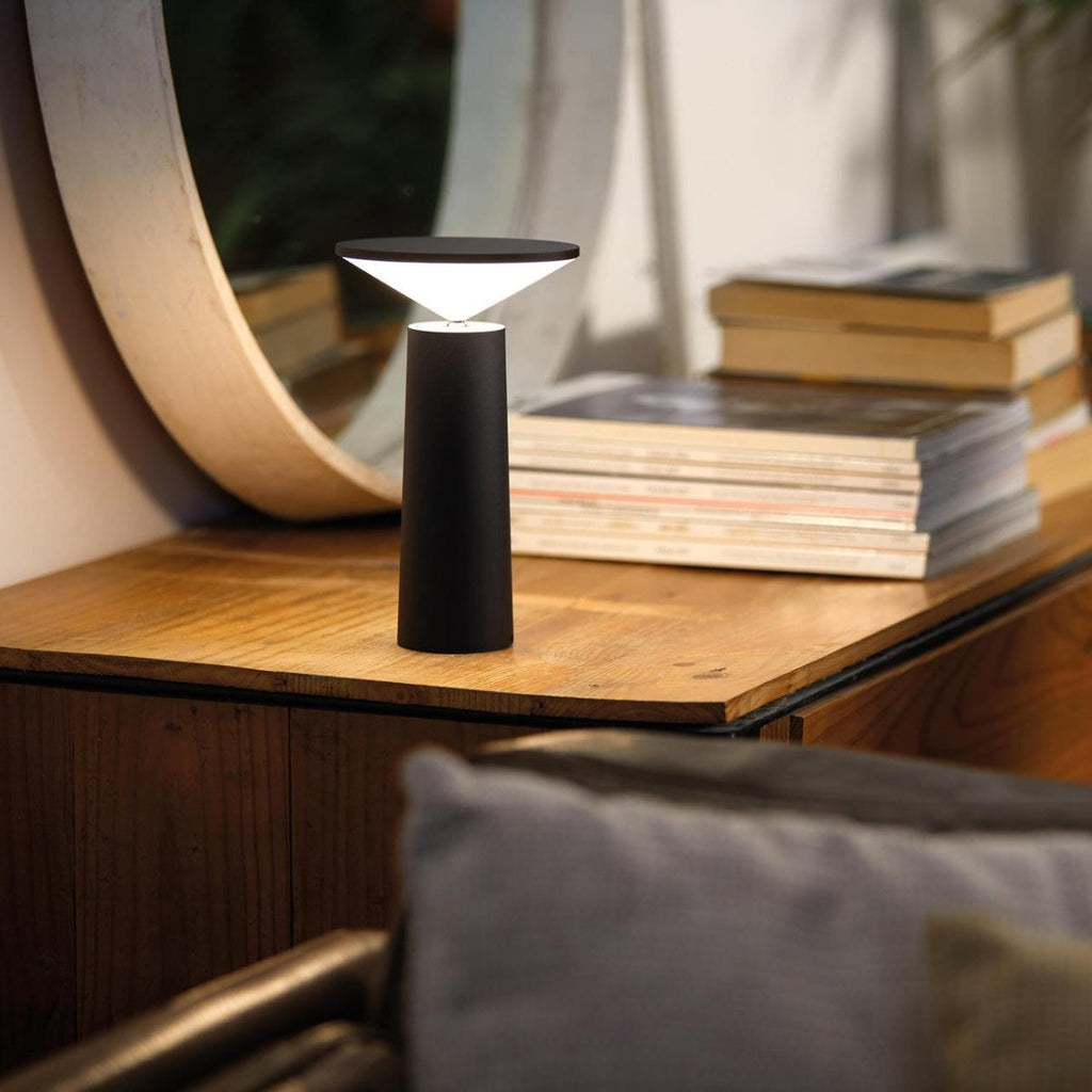 Aurora Libra dimbar bordlampe - avsmalnende kjegle, vinklet frontpanel