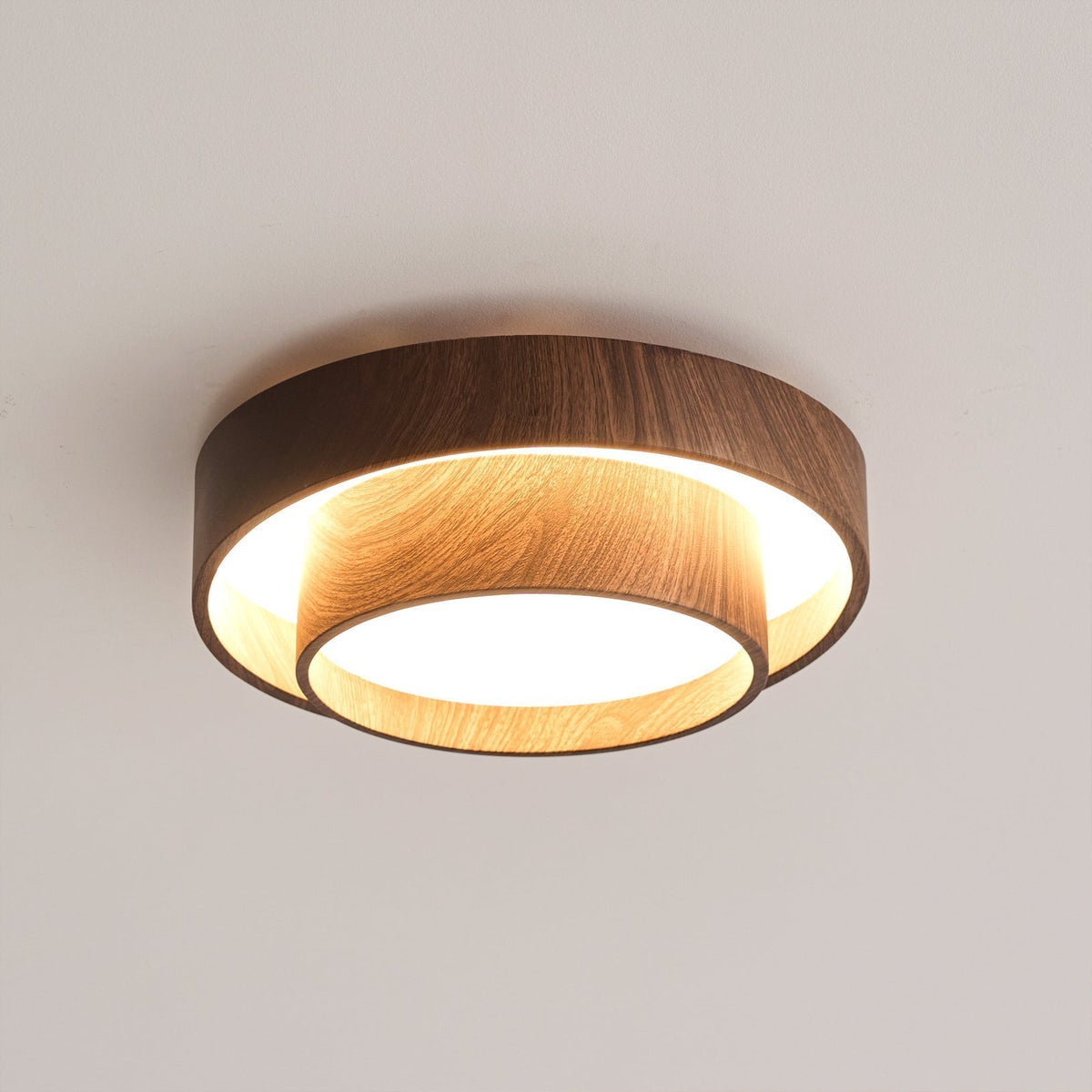 Lampă de tavan modernă Vaako cu LED — cadru metalic cu finisaj nuc și difuzor acrilic