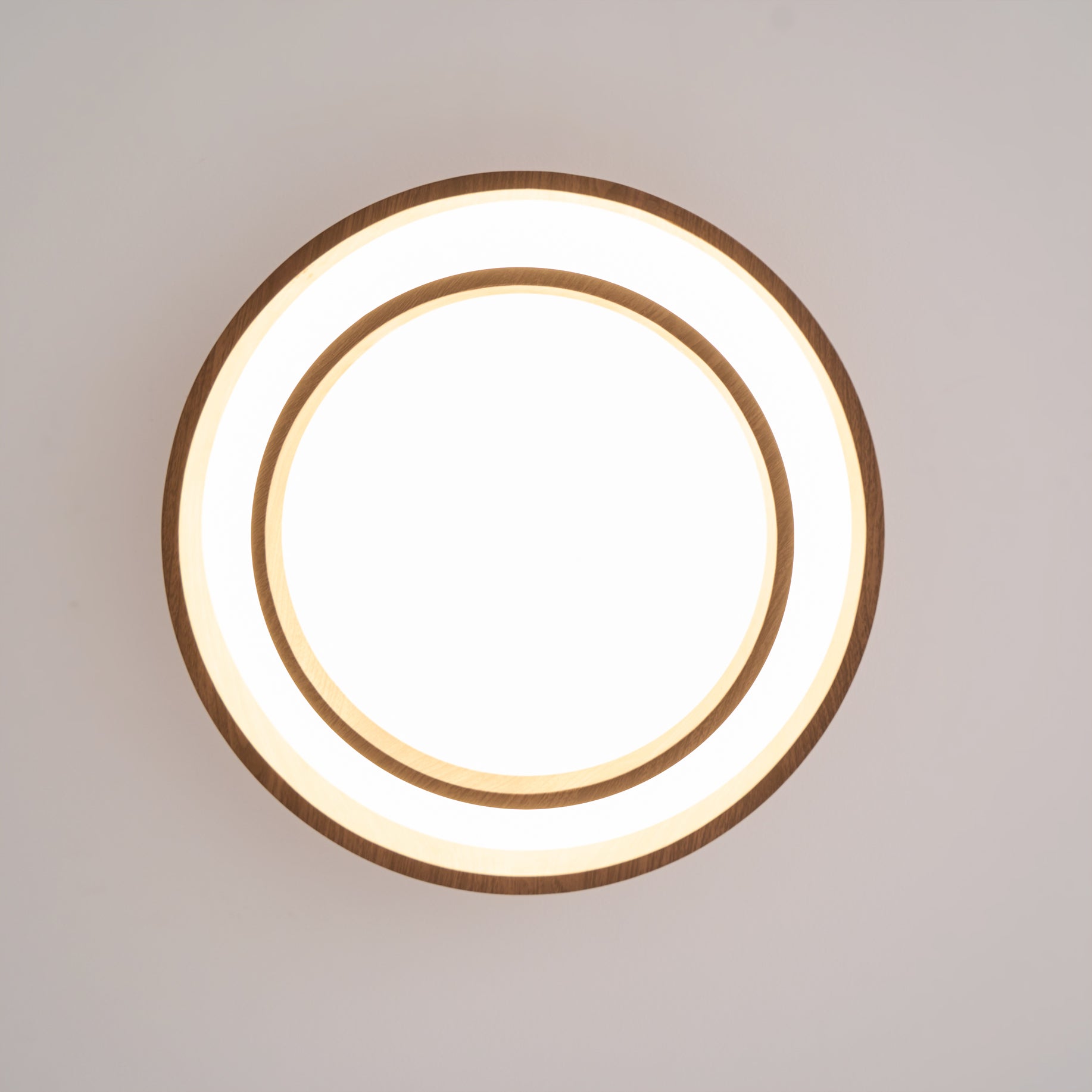 Vaako loftlampe | LED loftlys med valnødfinish | Meowbutter