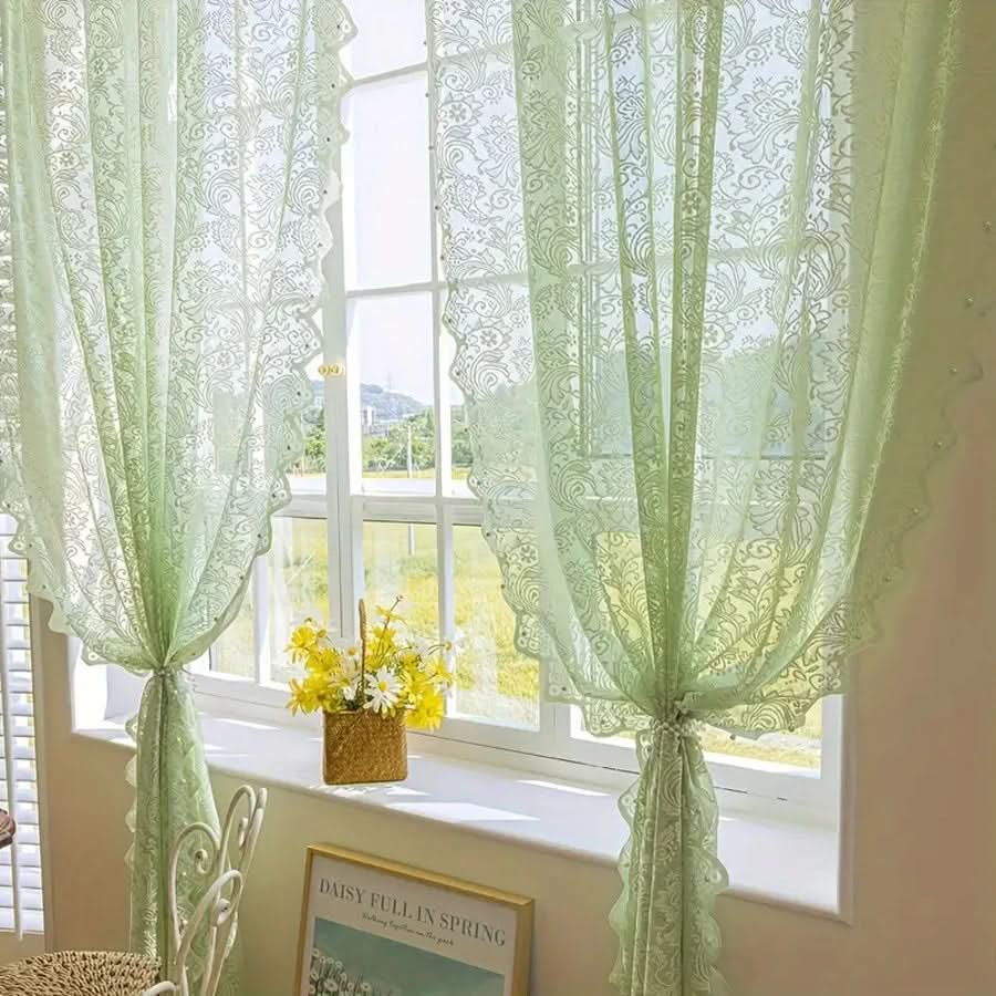 Panel de cortina elegante de encaje blanco con detalle de cola de fénix con cuentas | meowbutter