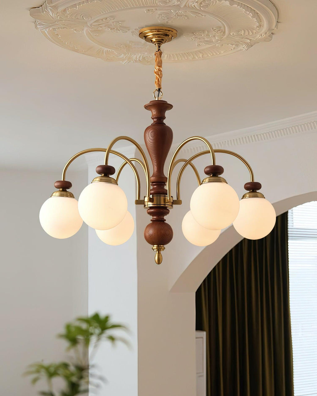 Elegante lampadario vittoriano con vetro in legno e altezza regolabile