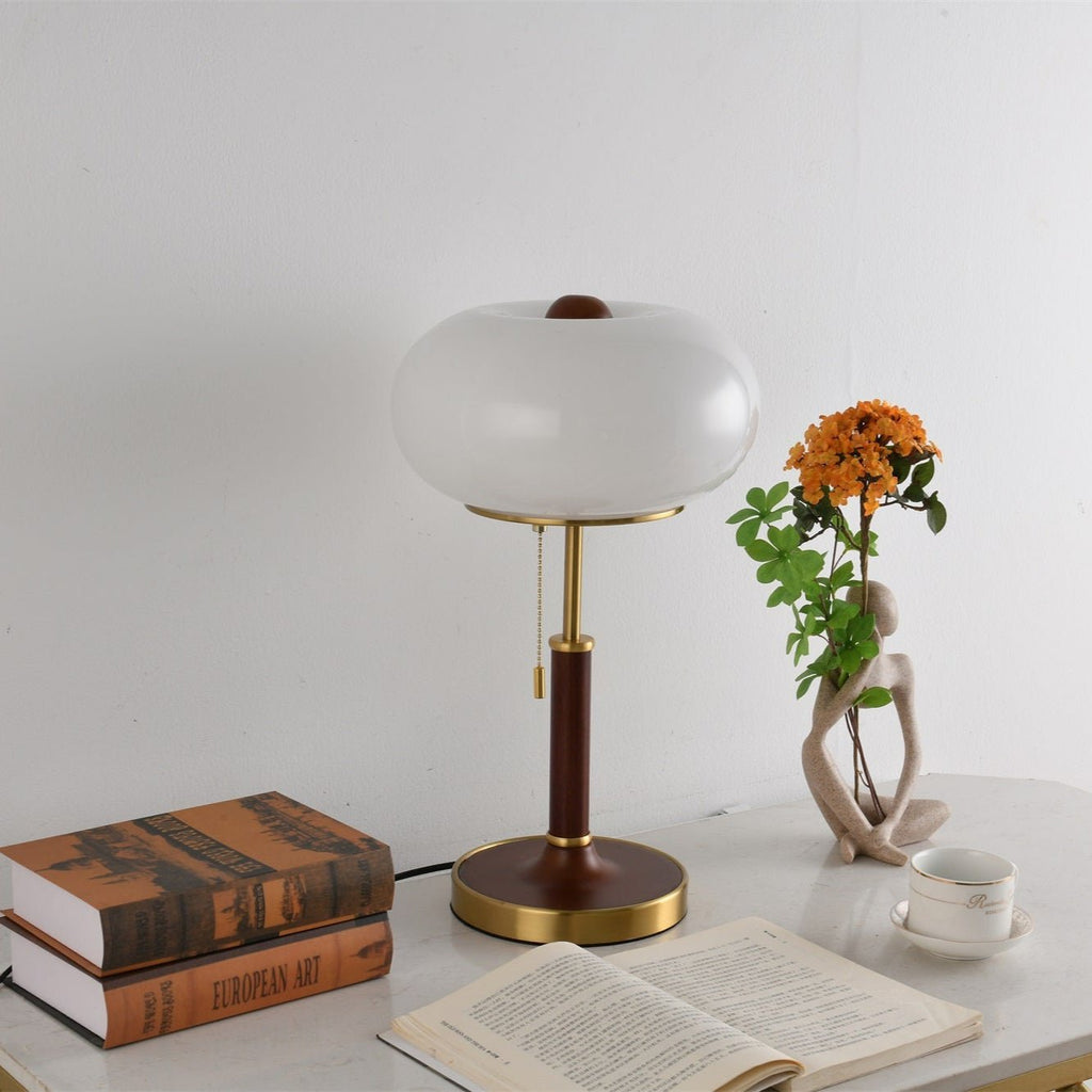Lampada da comodino con lanterna in vetro ambra e paralume con finitura dorata
