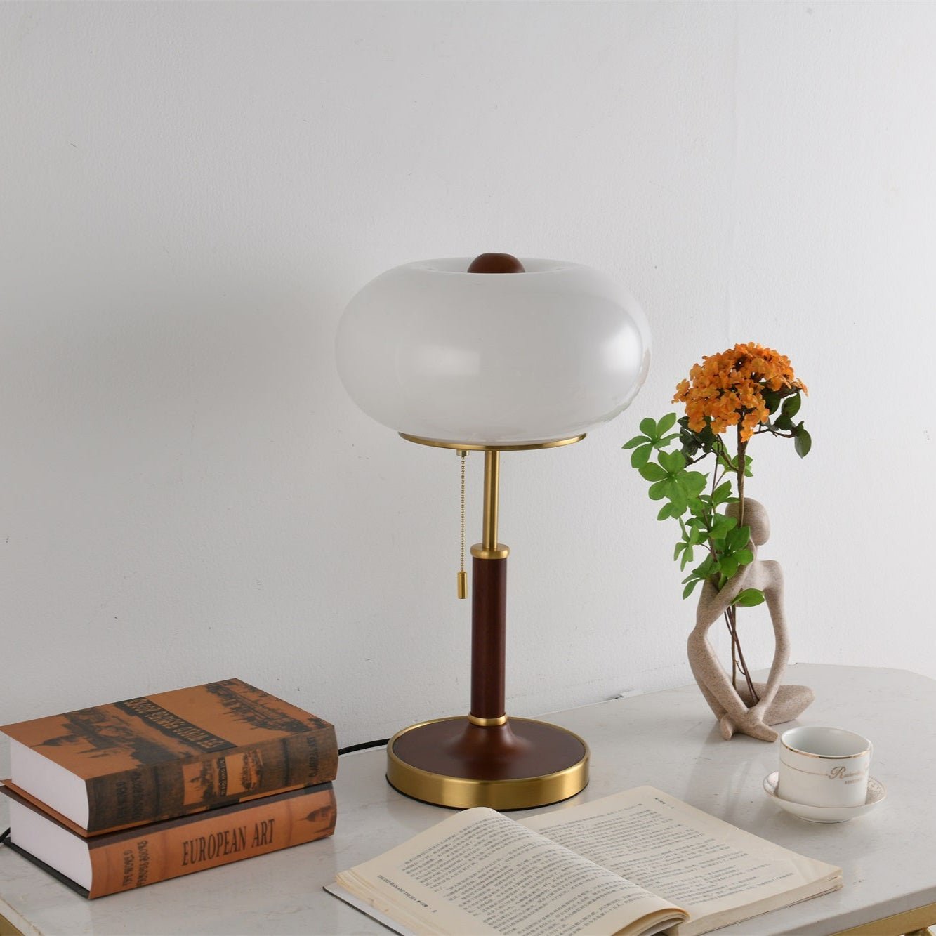 Lampada da comodino con lanterna in vetro ambra e paralume con finitura dorata