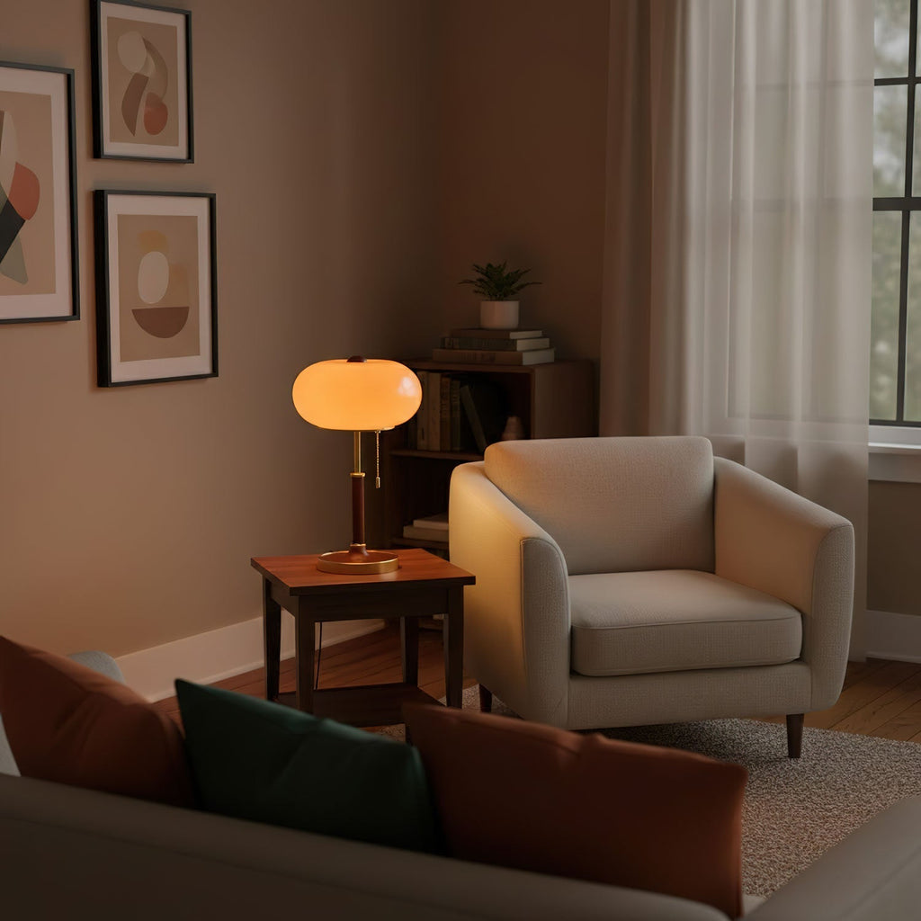 Lampada da comodino con lanterna in vetro ambra e paralume con finitura dorata