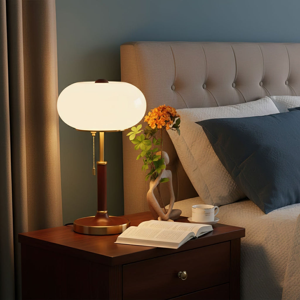 Lampada da comodino con lanterna in vetro ambra e paralume con finitura dorata