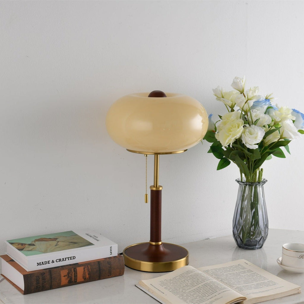 Lampada da comodino con lanterna in vetro ambra e paralume con finitura dorata