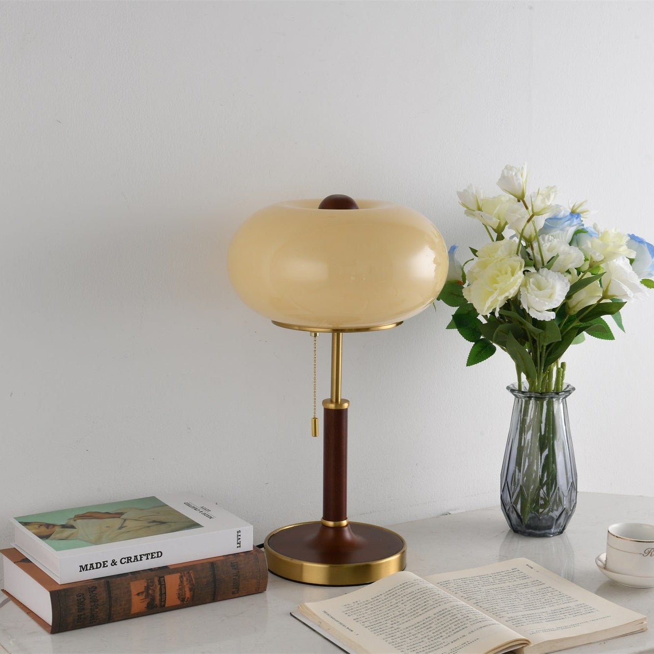 Lampada da comodino con lanterna in vetro ambra e paralume con finitura dorata