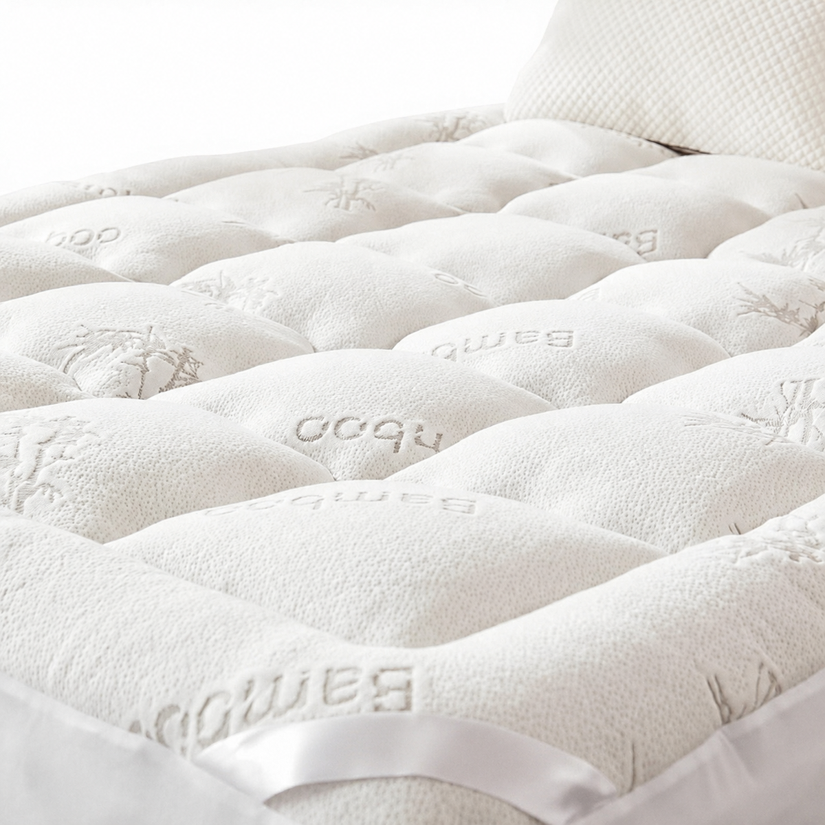 Pikowany ochraniacz na materac z kolekcji EcoComfort — bambusowa wiskoza, wodoodporny, oddychający