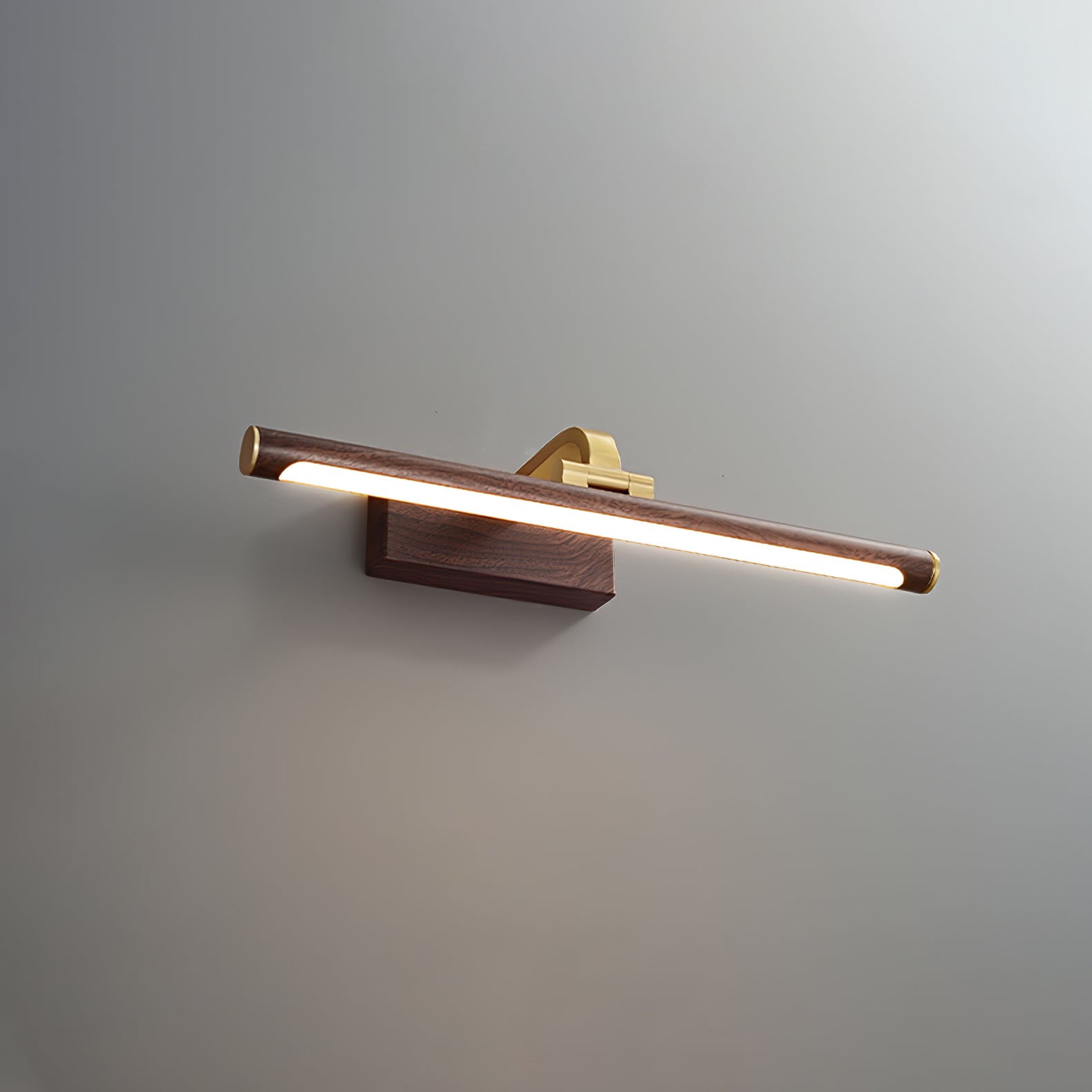 Valnøddetræslampe til væg i slankt design med messingfinish og LED-belysning
