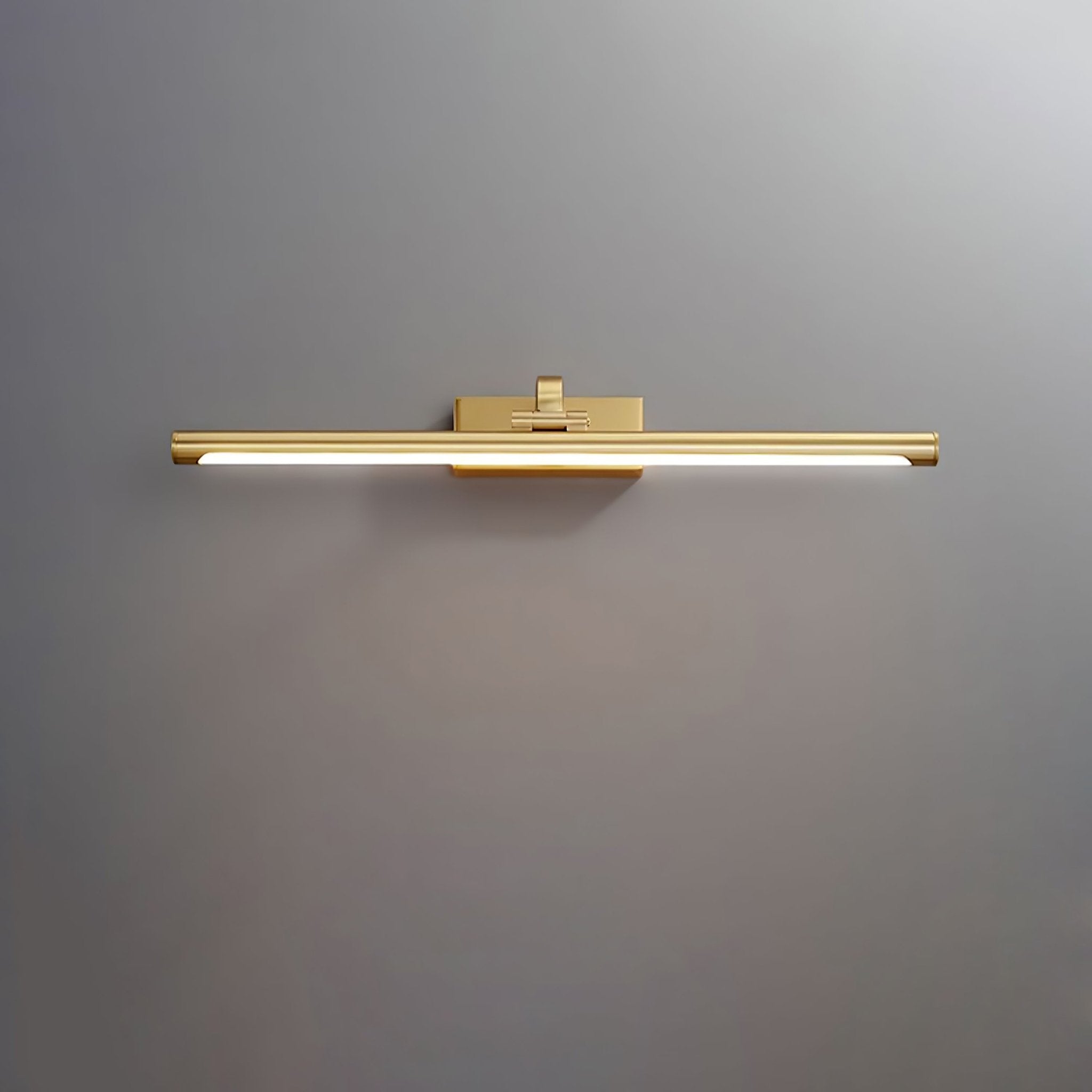 Valnøddetræslampe til væg i slankt design med messingfinish og LED-belysning