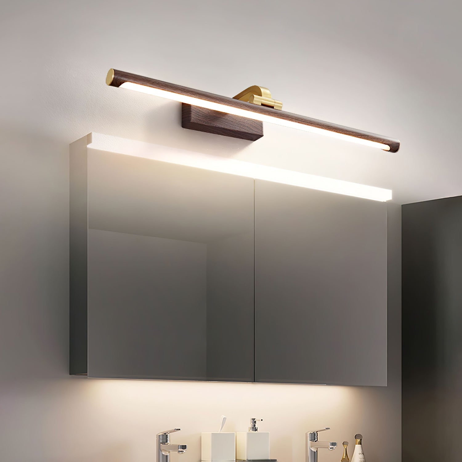 Valnøddetræslampe til væg i slankt design med messingfinish og LED-belysning
