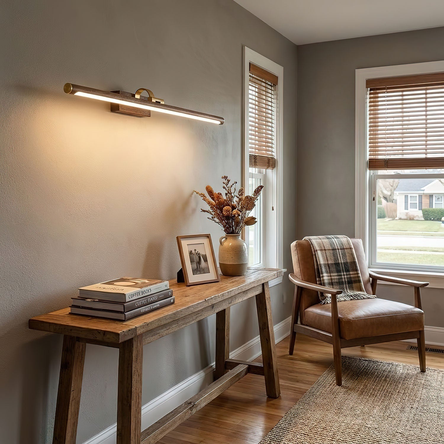 Valnøddetræslampe til væg i slankt design med messingfinish og LED-belysning