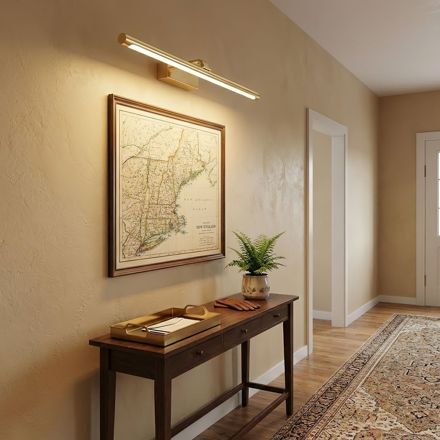 Valnøddetræslampe til væg i slankt design med messingfinish og LED-belysning