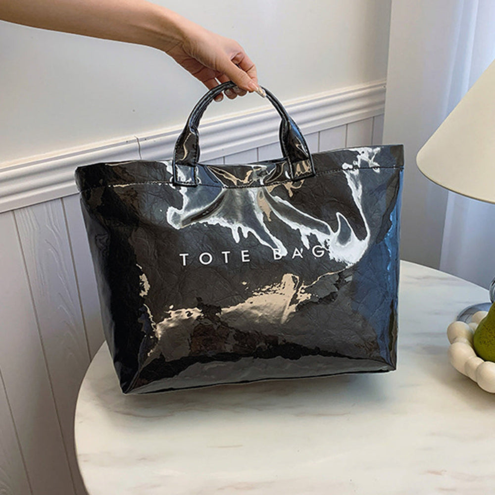 Stor tote-väska för kvinnor — rymligt innerutrymme, grafiskt mönster på utsidan