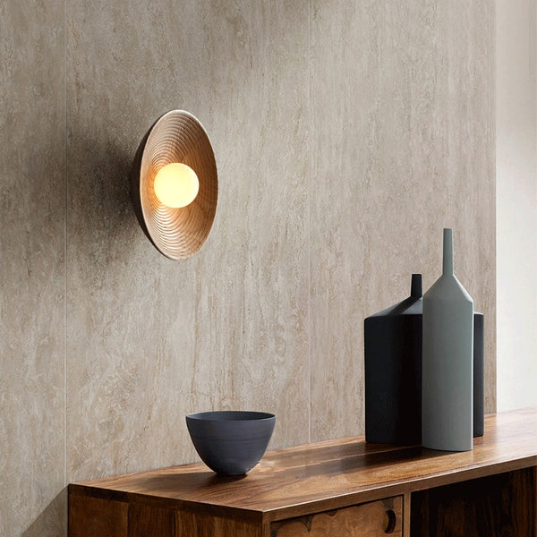 Applique da parete LED artigianale - struttura scolpita effetto venatura del legno, luce ambientale soffusa