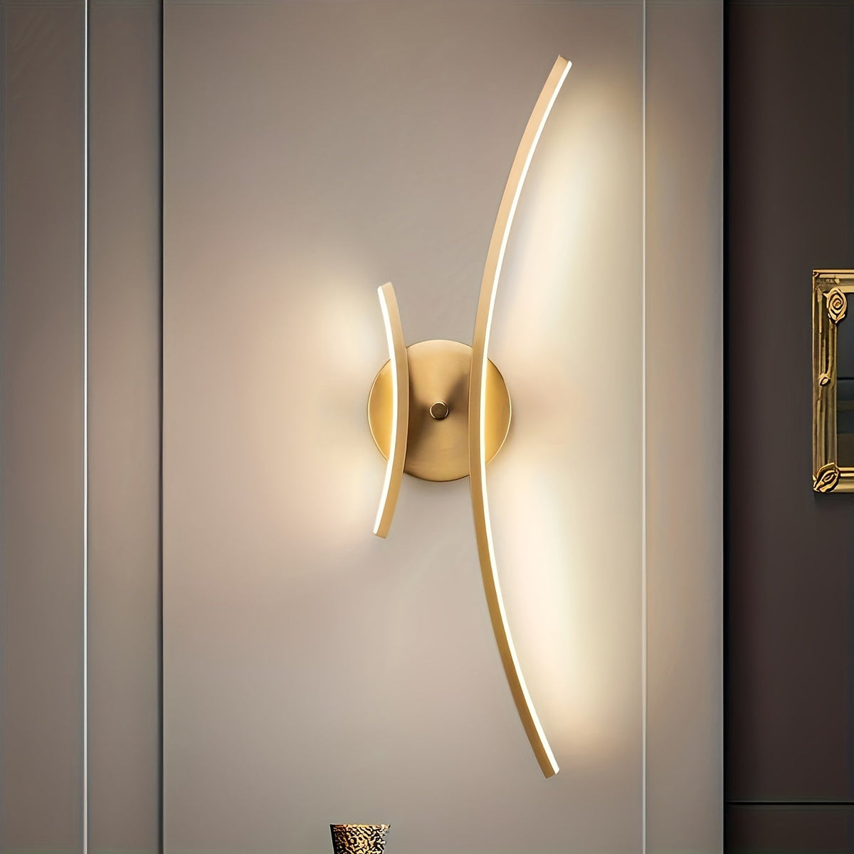Smal linjär LED-vägglampa - böjd metalldesign, integrerad ljusenhet