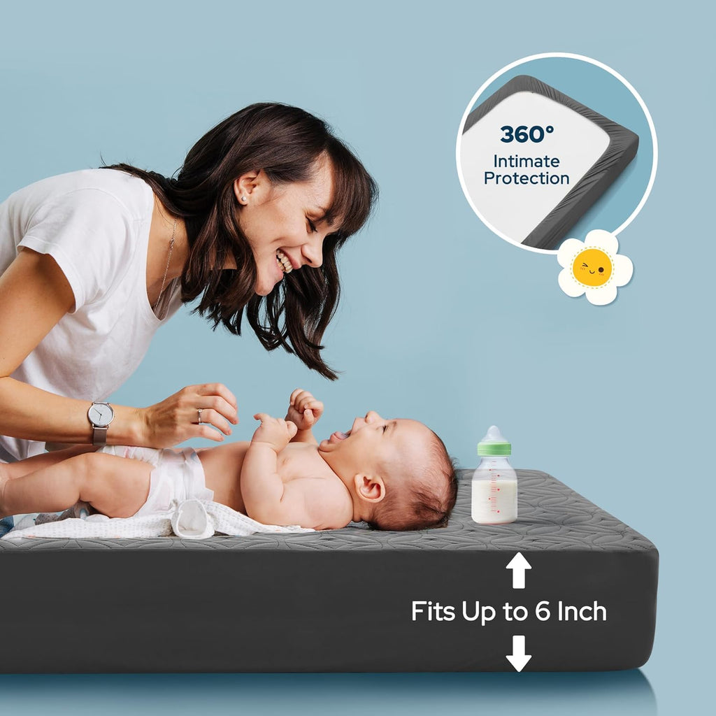 מגן מזרן לעריסה CozyNest עמיד למים — בד אפור רך, הגנה שקטה, רחיץ