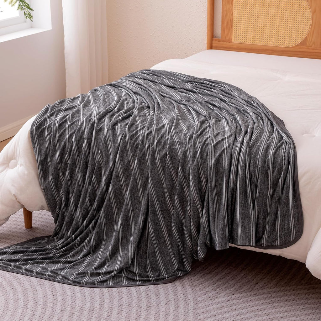 Cozy Comfort Wendedecke mit Streifen — Leichte, kühlende Decke