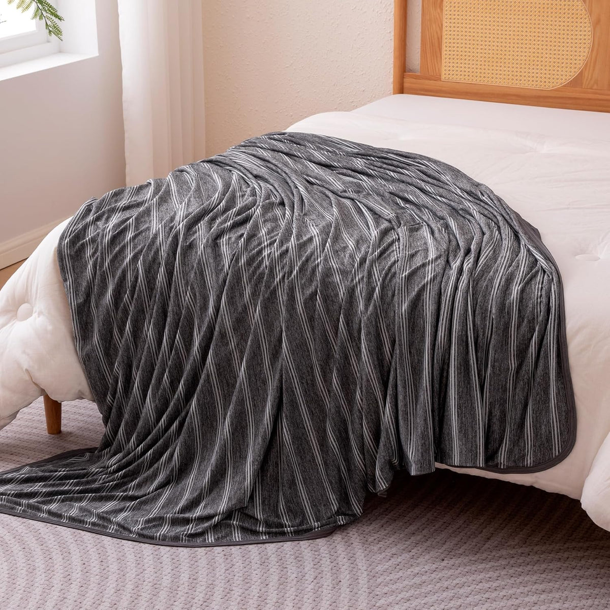 Cozy Comfort Wendedecke mit Streifen — Leichte, kühlende Decke