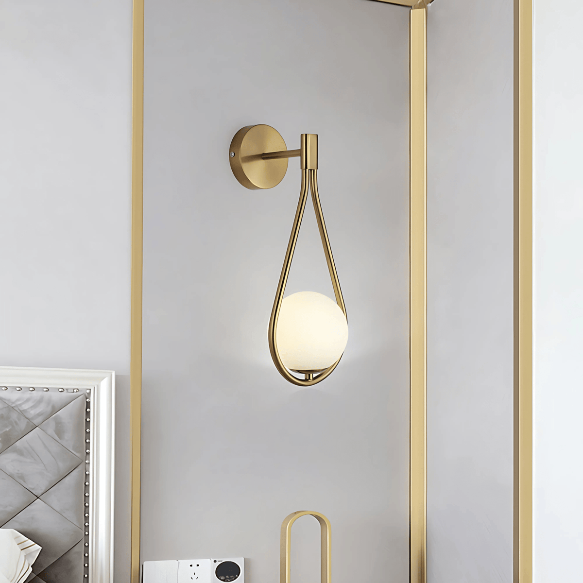 Lámpara de pared moderna en forma de gota - Estructura metálica y esfera de vidrio esmerilado