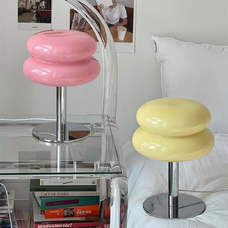 Stolní lampa ze skla v italském stylu — lesklé stínidlo ve tvaru vejce, stojan z leštěného chromu
