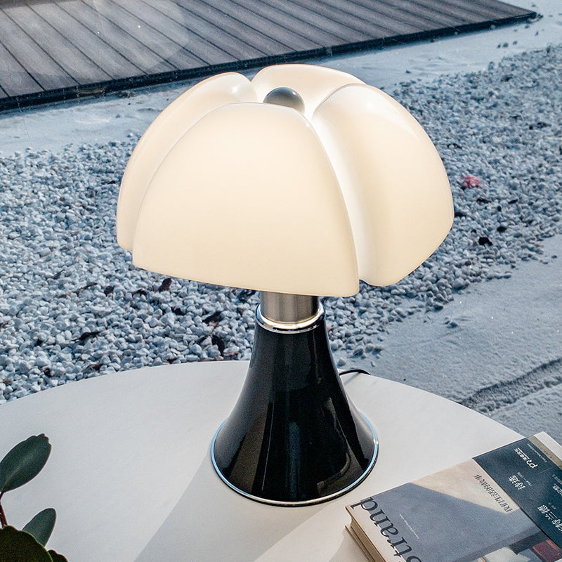 Lampada da tavolo a fungo rétro moderna — LED integrato, finitura lucida
