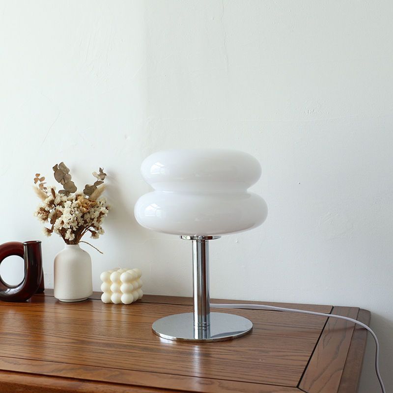 Stolní lampa ze skla v italském stylu — lesklé stínidlo ve tvaru vejce, stojan z leštěného chromu