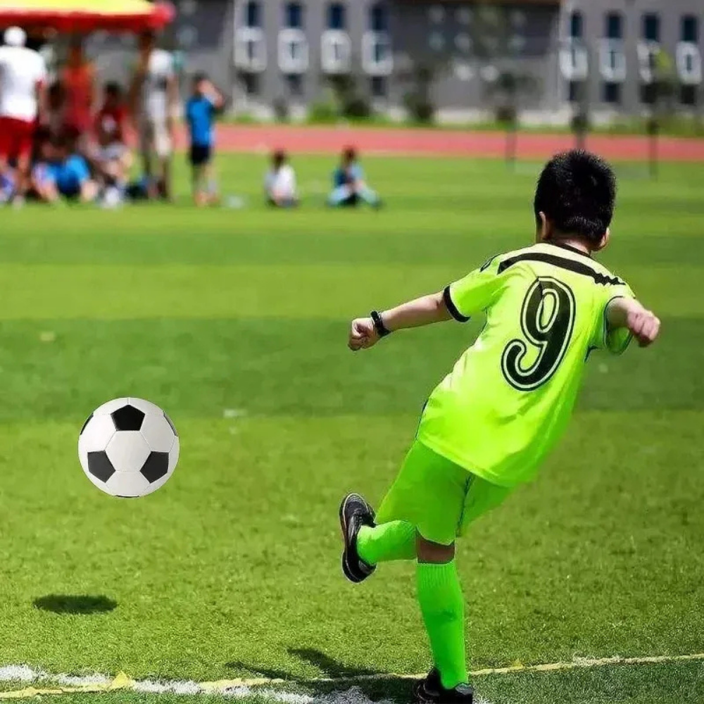 Bola de futebol durável — exterior em poliuretano reforçado, design de alto ressalto
