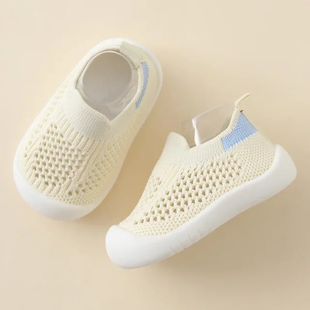 Lightweight Kids Sneakers — Breathable Mesh Upper, Non-Slip Sole