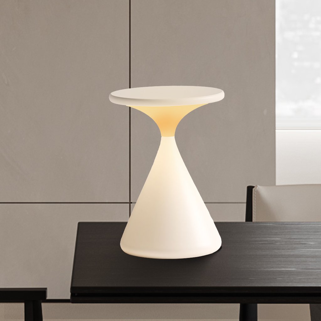 Bezprzewodowa lampa stołowa Aurora — sylwetka klepsydry, matowe piaskowe wykończenie