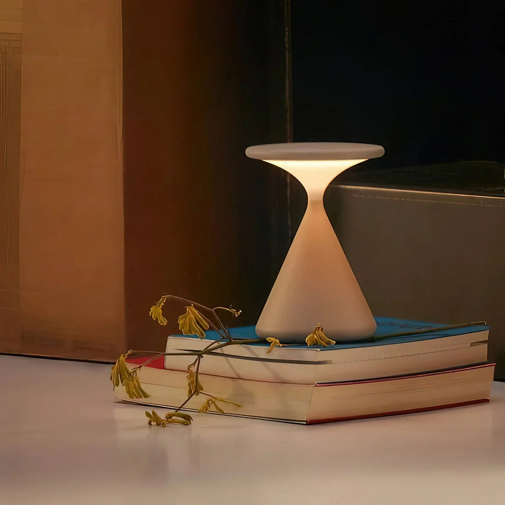 Bezprzewodowa lampa stołowa Aurora — sylwetka klepsydry, matowe piaskowe wykończenie