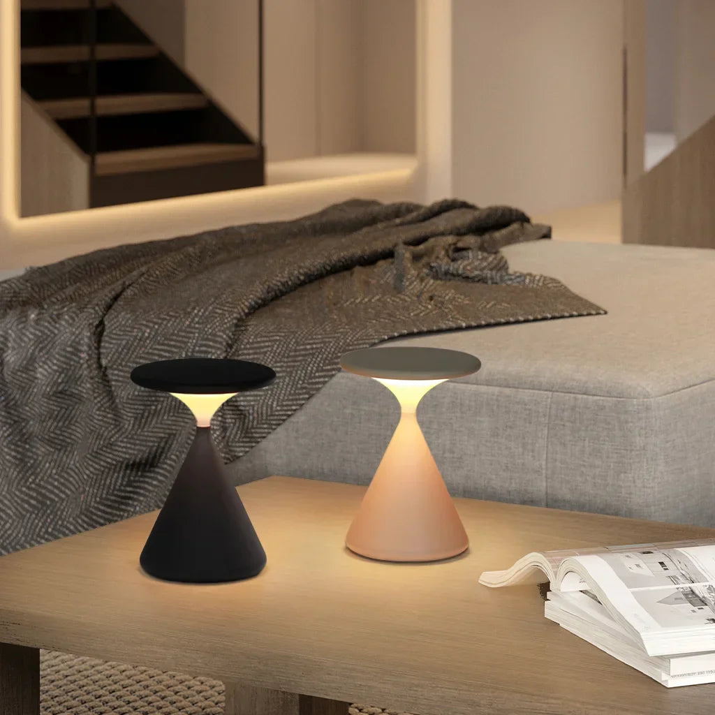 Bezprzewodowa lampa stołowa Aurora — sylwetka klepsydry, matowe piaskowe wykończenie
