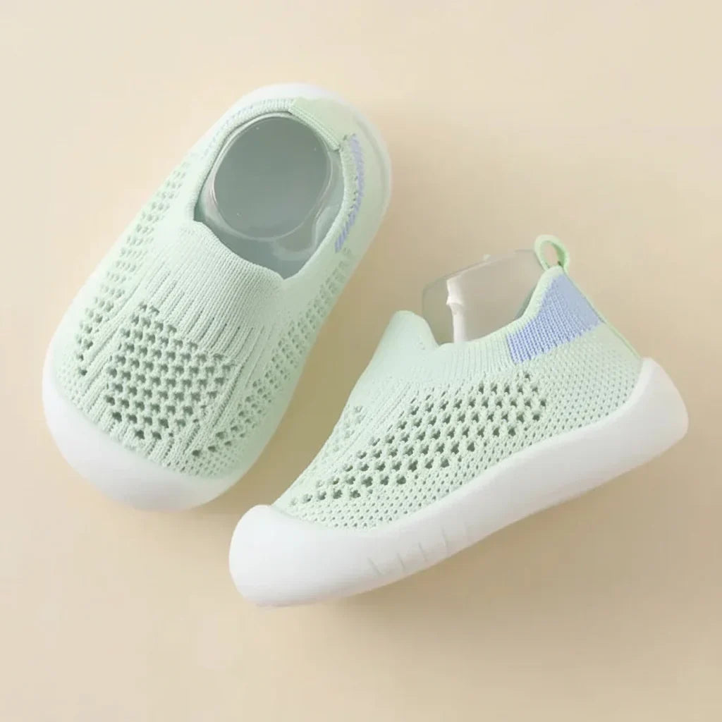 Lightweight Kids Sneakers — Breathable Mesh Upper, Non-Slip Sole