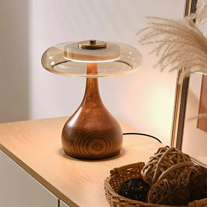 Szklana lampa stołowa Andi — mosiężne elementy, drewniana podstawa, oświetlenie akcentujące