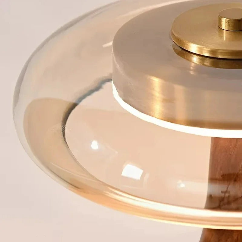 Szklana lampa stołowa Andi — mosiężne elementy, drewniana podstawa, oświetlenie akcentujące