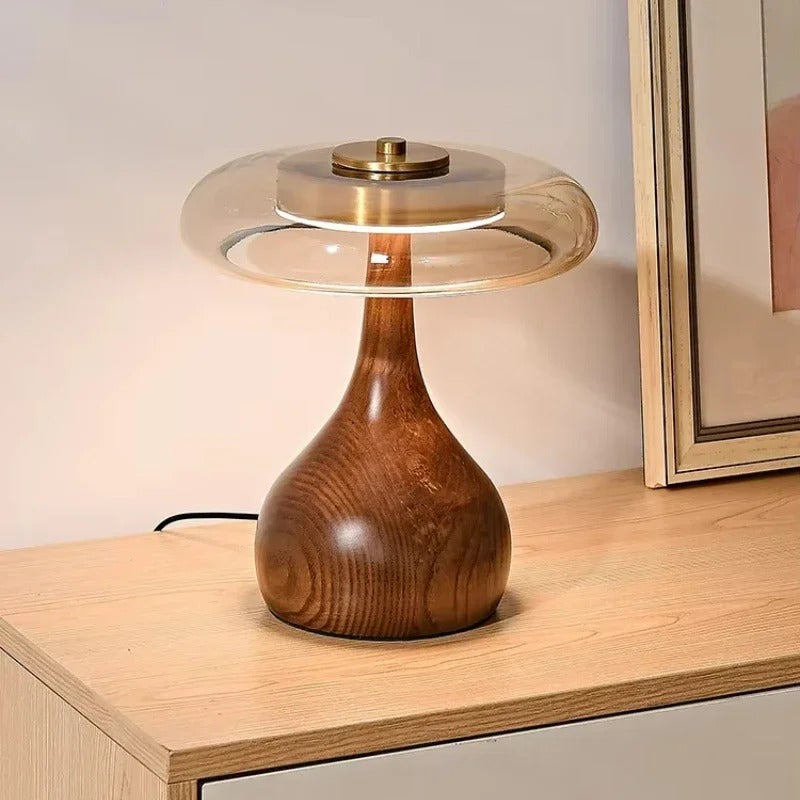 Szklana lampa stołowa Andi — mosiężne elementy, drewniana podstawa, oświetlenie akcentujące
