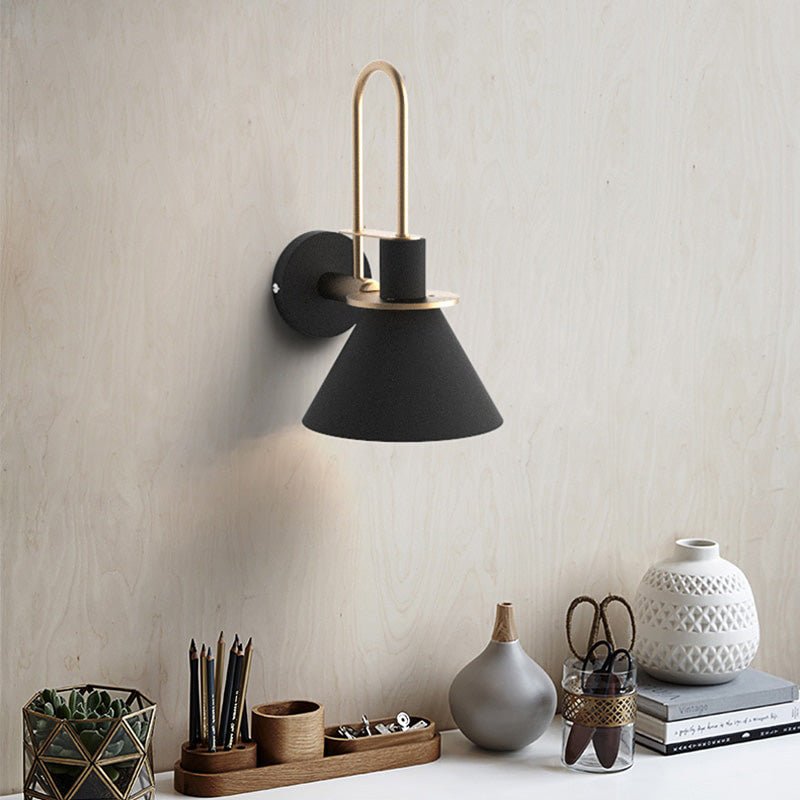 Lampada da parete Mono | Lampada da parete in metallo postmoderna di Marco Bellini | Meowbutter