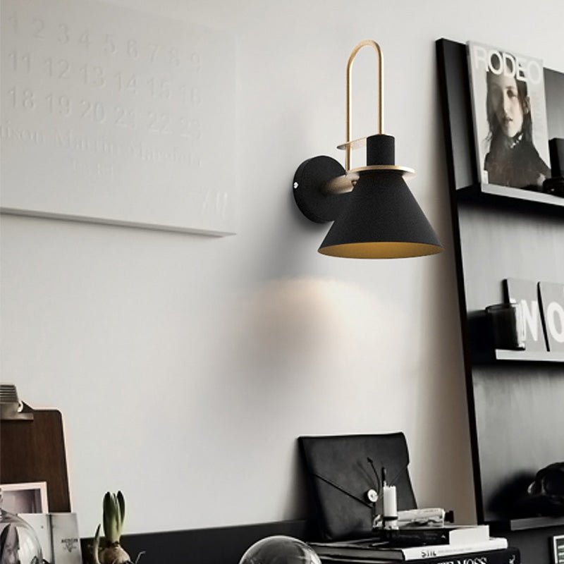 Lampada da parete Mono | Lampada da parete in metallo postmoderna di Marco Bellini | Meowbutter