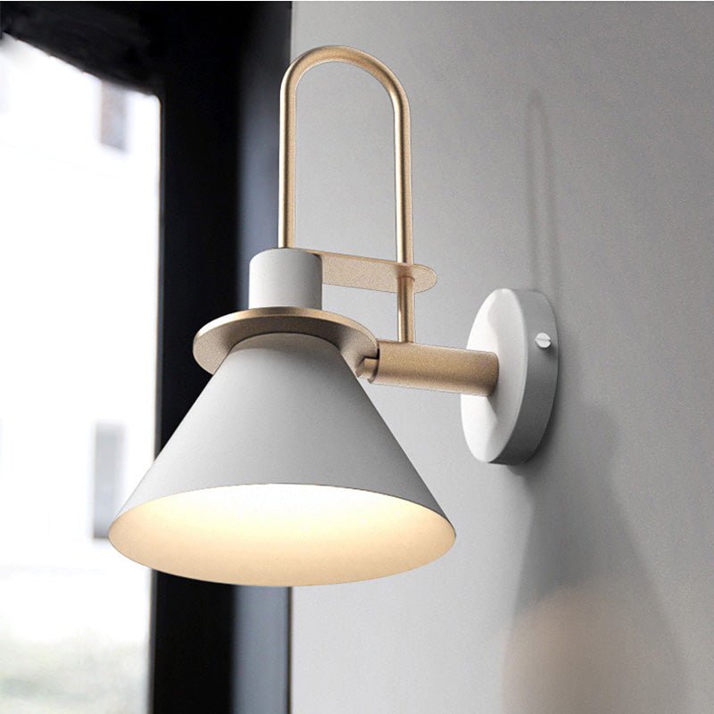 Lampada da parete Mono | Lampada da parete in metallo postmoderna di Marco Bellini | Meowbutter