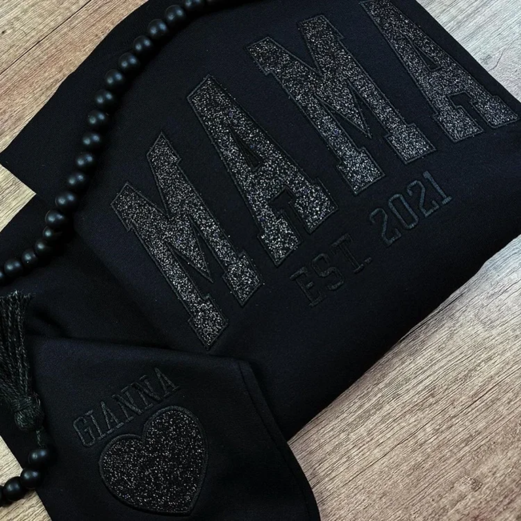 Mikina s kapucí ke Dni matek — volný střih, personalizovaná výšivka